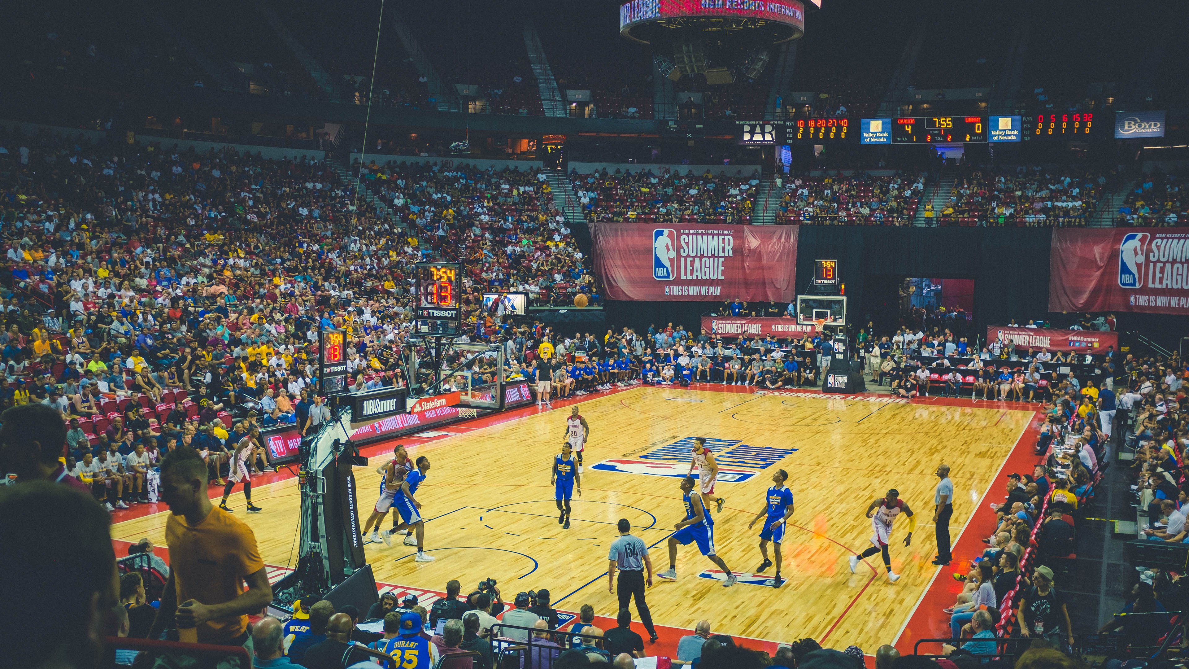 湖人豪取连胜中超联赛，湖人连败